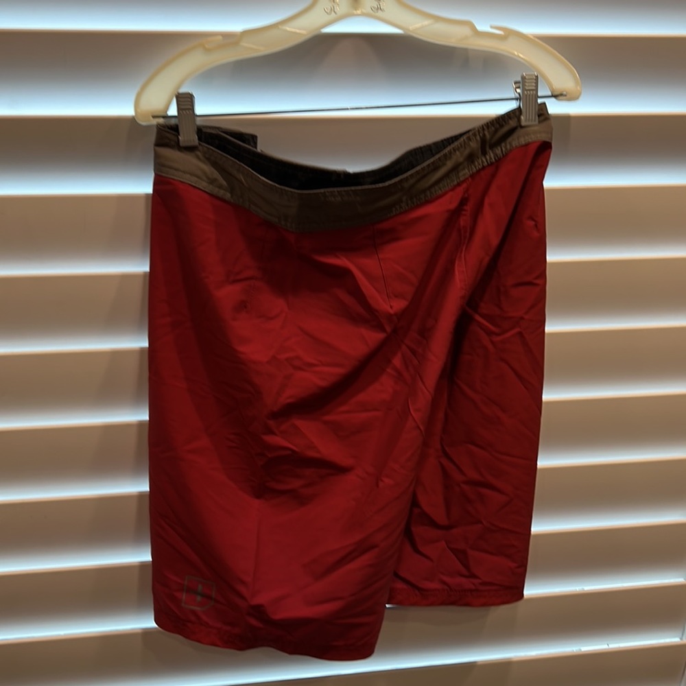 Red trunks - Picture 2 of 3